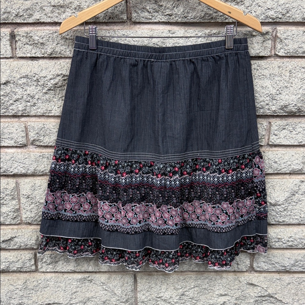Chic Black Floral A-Line Skirt - Picture 4 of 4